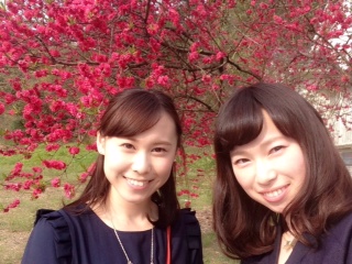 妹と赤い花.jpeg