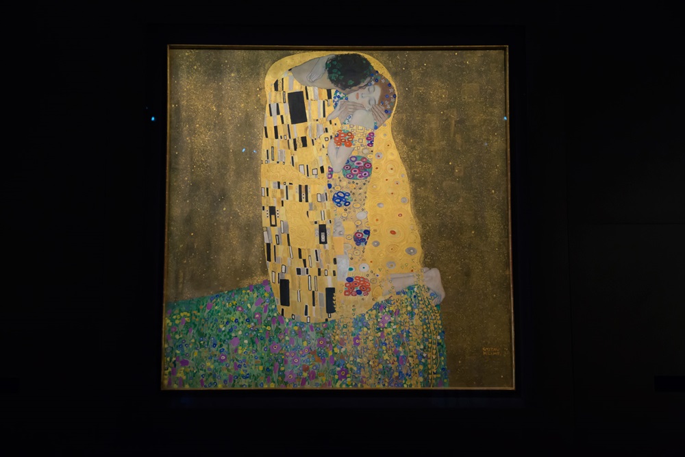 接吻（恋人たち）　1907-08年　クリムト　45-46歳の作品